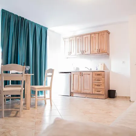 מלון דירות Magnolia Garden סאני ביץ'